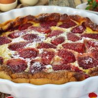 Clafoutis de frutilla con pocos ingredientes: la receta ideal para aprovechar las frutas de estación