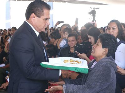 'Los delincuentes no entienden consejos”, dice Silvano Aureoles en homenaje a policías