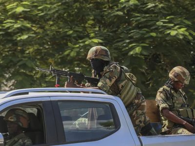 Tensos enfrentamientos entre la policía de Haití y pandilleros que pretenden tomar la capital