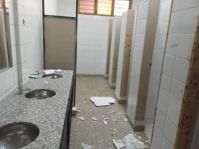 Denunciaron que se “cayó” el cielorraso del baño del CPEM 40 de Neuquén capital