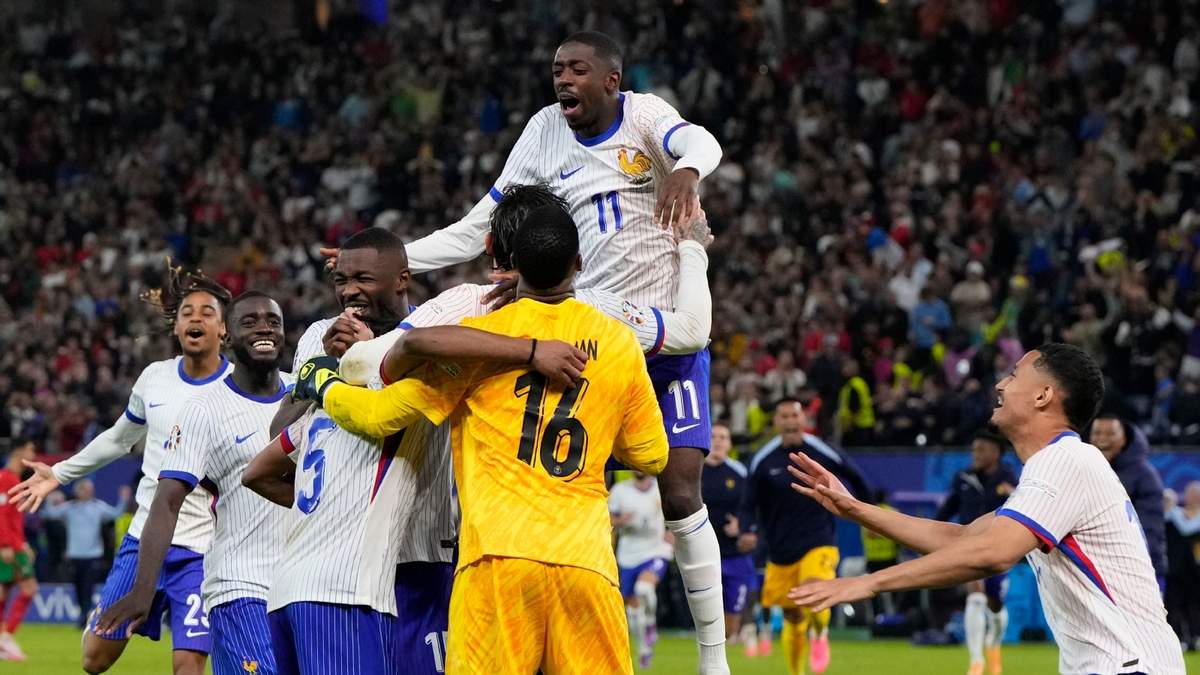 Seleccionados franceses celebran la victoria ante Portugal en los cuartos de final de la Eurocopa 2024