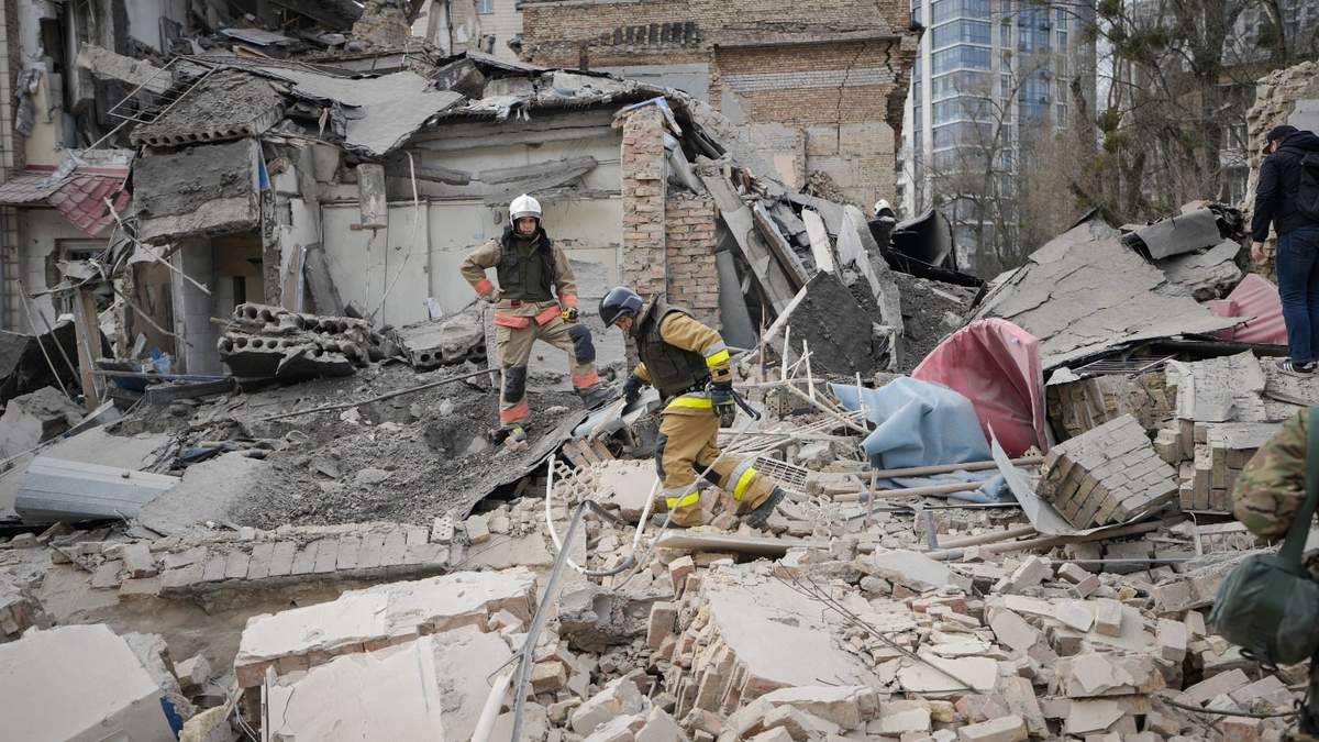 Trabajadores de emergencias inspeccionan los daños tras un ataque aéreo en Kiev, Ucrania
