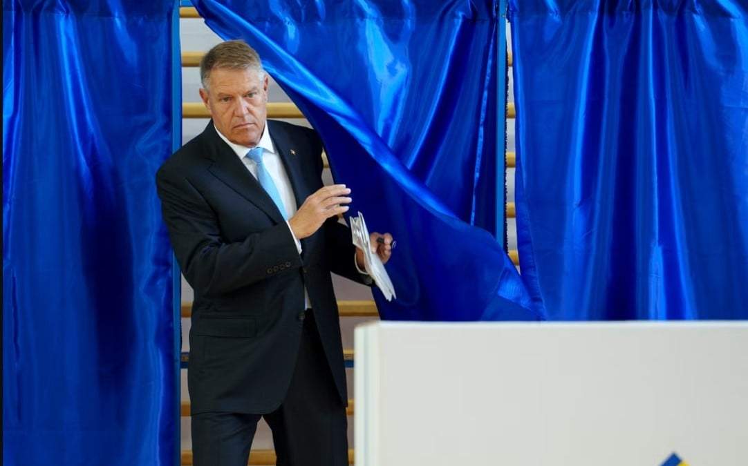 El presidente rumano Klaus Iohannis sale de una cabina tras emitir su voto en las elecciones europeas y rumanas, en Bucarest