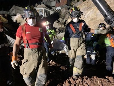 Rescatan los cuerpos de Paola y su hijo, desaparecidos en el cerro del Chiquihuite