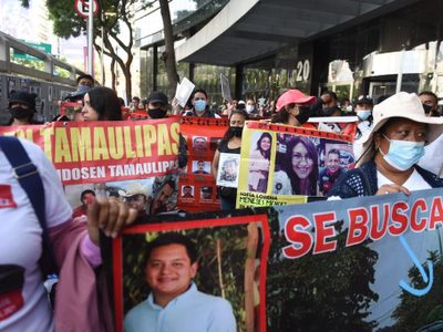 Familiares de desaparecidos alertan por 52 mil cuerpos sin identificar resguardados por autoridades