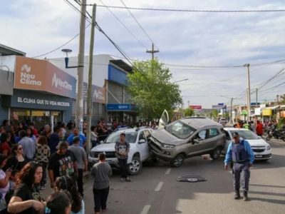 Un espectacular choque, frente a la casa velatoria de CALF, dejó varios heridos