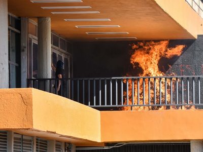 Vandalizan Rectoría en marcha de estudiantes contra director de la Facultad de Artes y Diseño