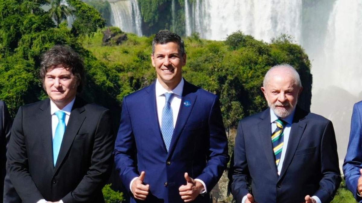 A Javier Milei le "robaron" su pose característica para la foto y no la hizo