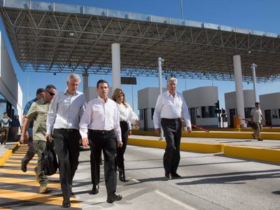 En su última gira por Sonora, Peña Nieto inaugura carretera incompleta