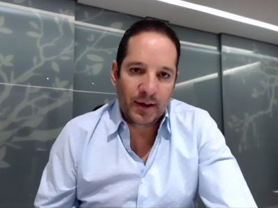 Gobierno de Querétaro presume compra de 80 mil trajes para médicos