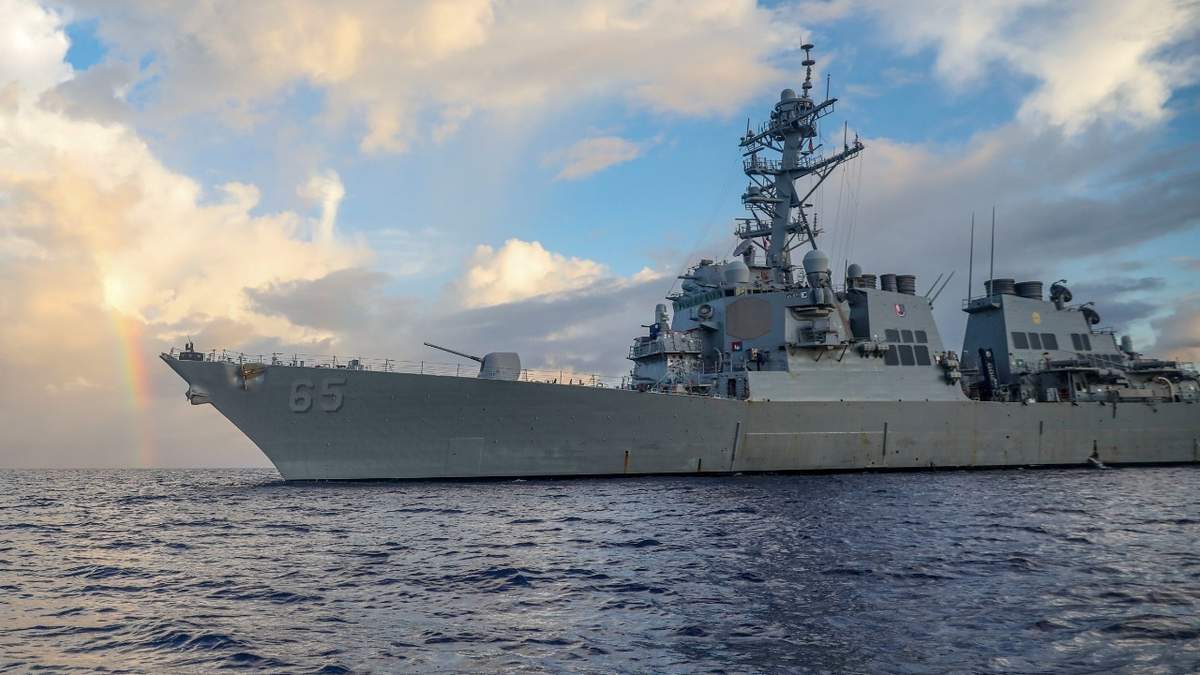 El destructor USS Benfold de la Armada de EU en operaciones de rutina en el Mar de Filipinas en junio de 2022