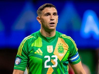 Malas noticias para la Selección Argentina: la insólita sanción que recibió el Dibu Martínez