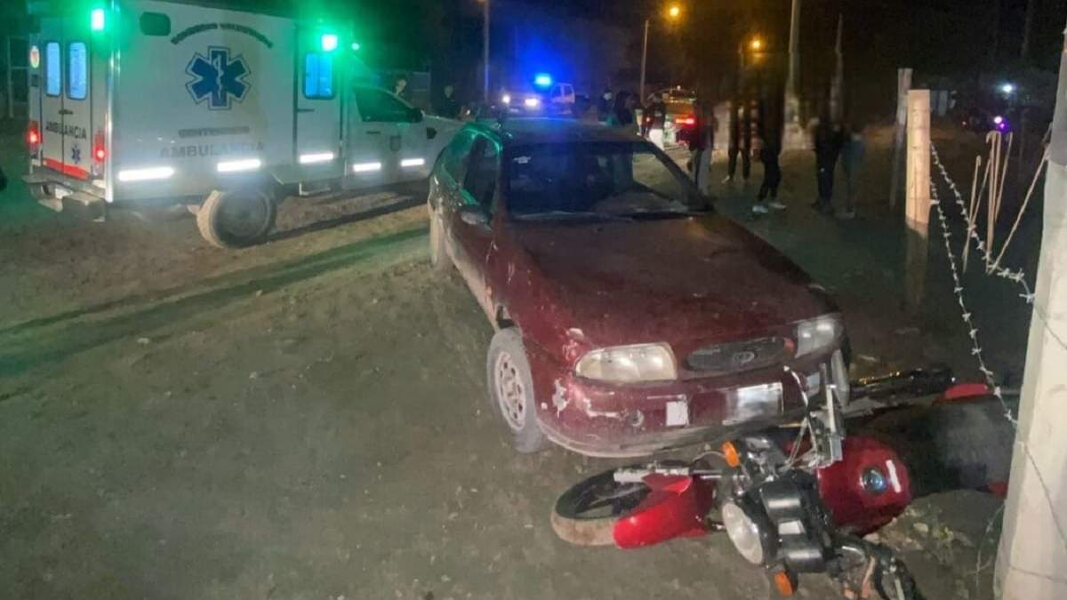 El auto era conducido por un menor y en la moto iba un oficial de Policía. Fuente: (Centenario Digital)