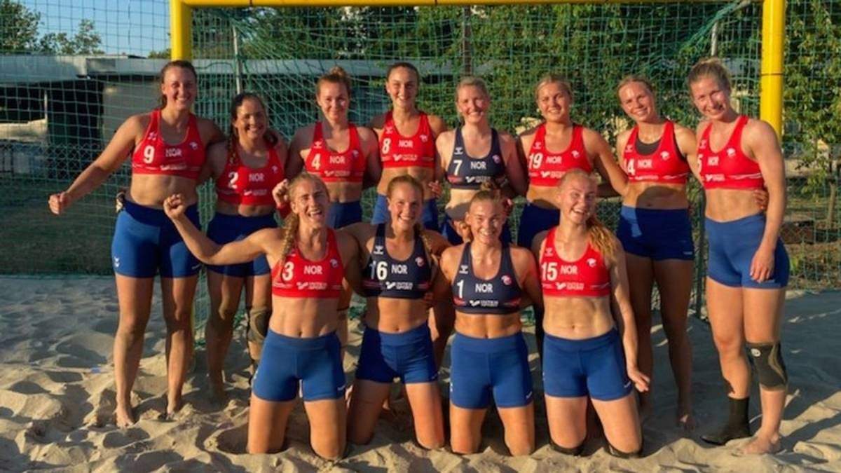 La selección femenil noruega de balonmano playero