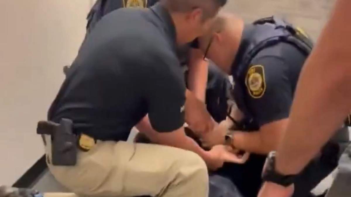 Agentes esposan al demócrata Alex Padilla