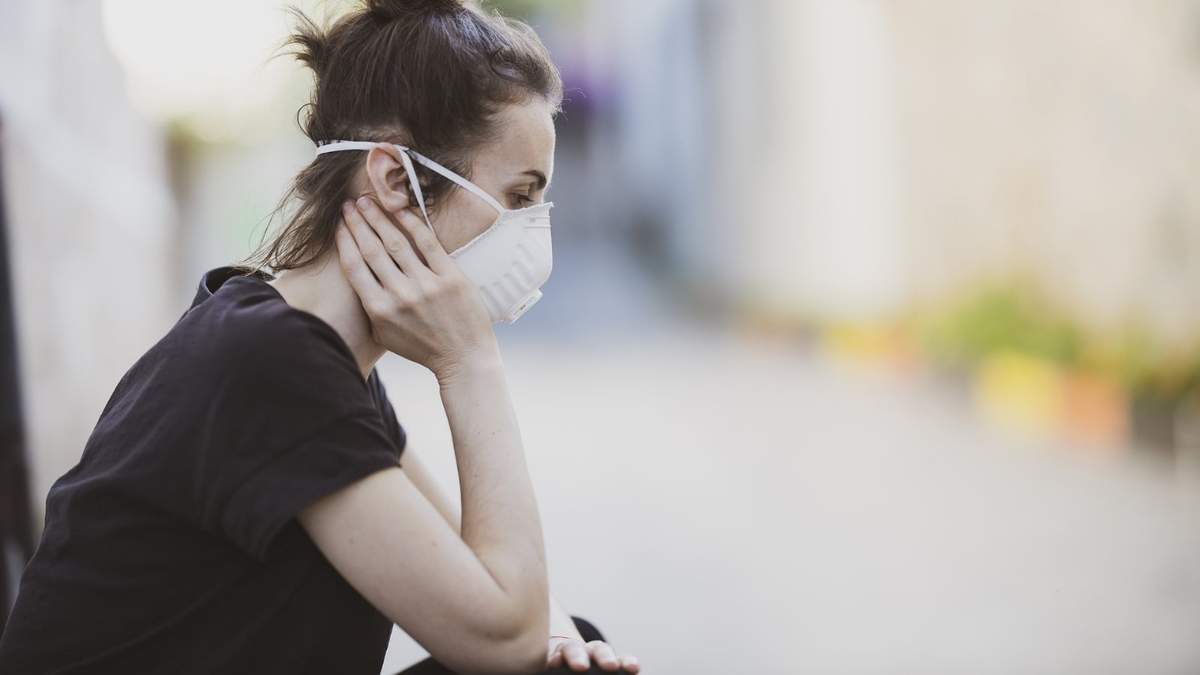 Una mujer con mascarilla sanitaria para prevenir el coronavirus. Fuente: (Twitter)
