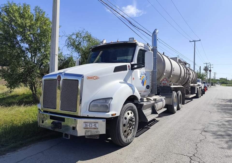 Una de las pipas que transportaron combustible ilegal de EU a México y fueron incautadas por las autoridades en Coahuila