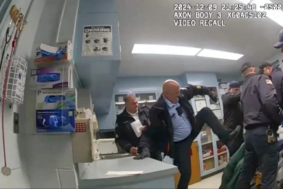 Esta imagen, proporcionada por la Fiscalía General del Estado de Nueva York, muestra imágenes de la cámara corporal de agentes penitenciarios golpeando a Robert Brooks, un hombre esposado, en el Centro Correccional Marcy, en el condado de Oneida, Nueva York, el 9 de diciembre de 2024.