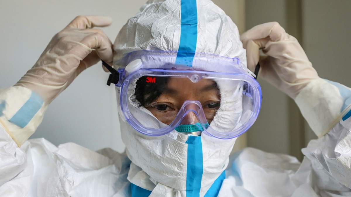 Los médicos trabajan sin descanso en China. Fuente: (Twitter)