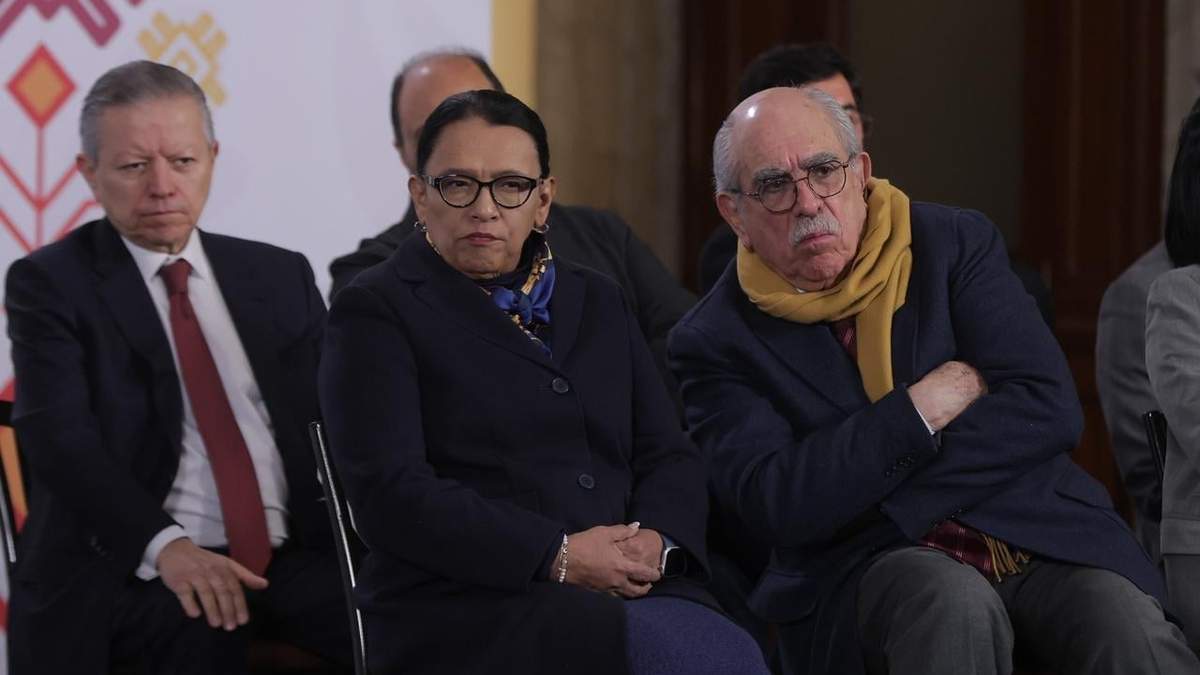 Arturo Zaldívar, Rosa Icela Rodríguez y Pablo Gómez, integrantes de la Comisión Presidencial para la Reforma Electoral, en la conferencia mañanera