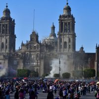 #Marcha8M: Lanzan gas lacrimógeno y piedras desde atrás de las vallas colocadas frente a Catedral