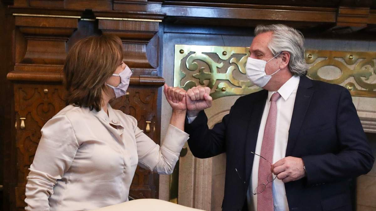 Arabela Carreras, gobernadora de Río Negro, junto a Alberto Fernández. Fuente: (Twitter)