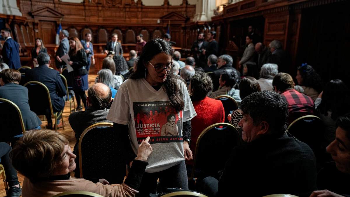 Un familiar de Héctor Silva, quien fue detenido y desaparecido durante la dictadura del general Augusto Pinochet, lleva una camiseta exigiendo justicia
