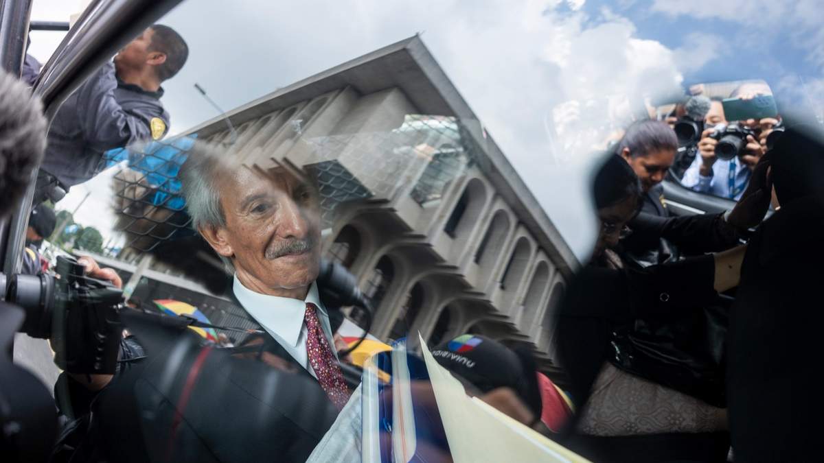 El fundador y director de El Periódico, José Rubén Zamora, es trasladado en una coche patrulla hacia prisión