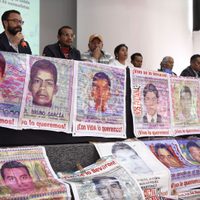 Familiares de los 43 de Ayotzinapa acusan a juez por liberar al general Rafael Hernández