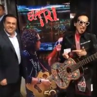 Alex Lora canta al 'Qrobús” tras críticas de usuarios por retrasos de hasta dos horas (video)