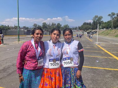 Comitiva de jóvenes rarámuris participa en carrera de fundación UNAM