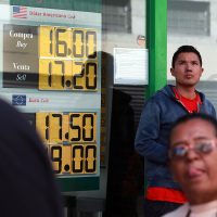 Peso cede terreno al dólar al cerrar la semana; se cotiza en 18.88 unidades