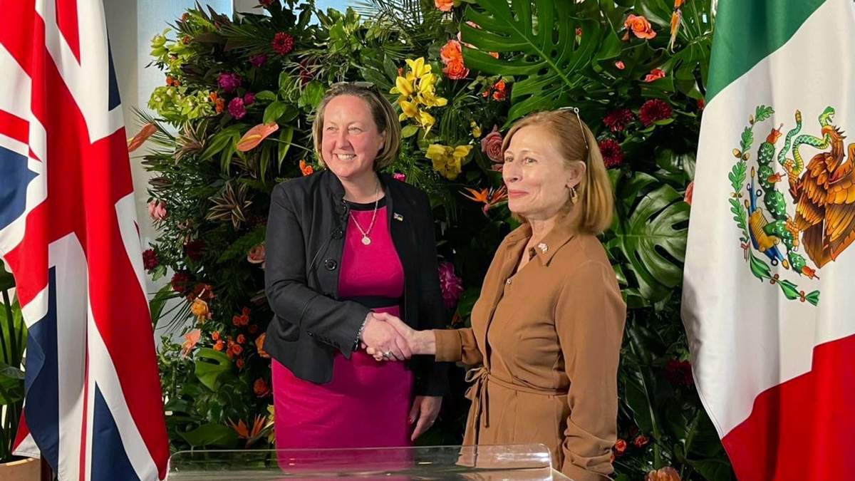 La secretaria de Economía Tatiana Clouthier y la de Comercio Internacional del Reino Unido, Anne-Marie Trevelyan