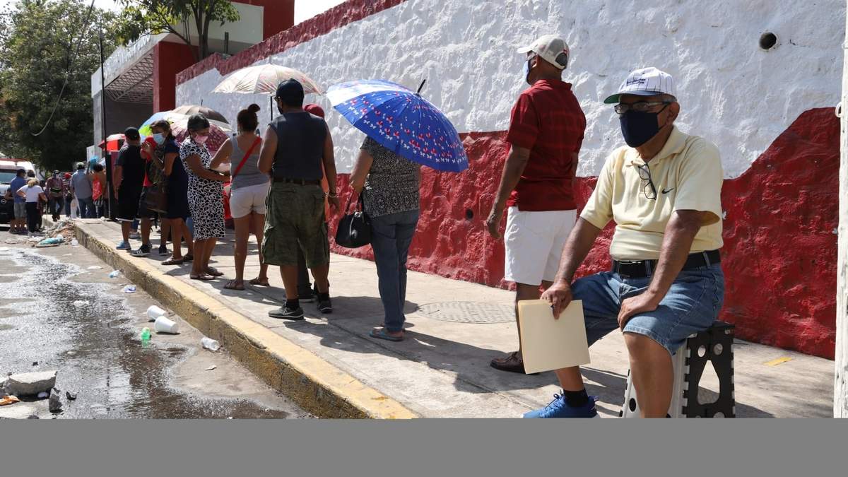Fila de vacunación en Acapulco
