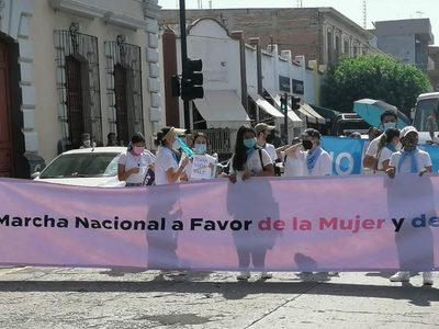 Grupos provida marcharon en Colima "a favor de la mujer"