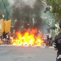 Encapuchados queman mobiliario del CCH Sur