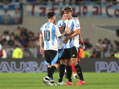 Con el debut de Nico Paz: todos los casos de padre e hijo que jugaron en la Selección Argentina