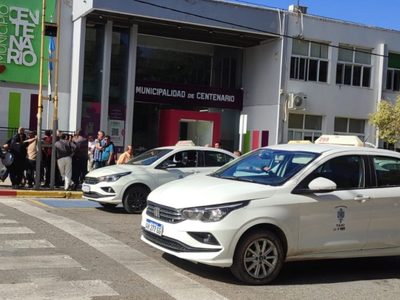 Taxistas de Centenario se manifestaron para exigir más controles sobre aplicaciones de transporte
