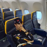 La aerolínea Ryanair se burla de Checo Pérez por su mala racha