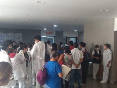 Personal de salud de SLP y BC exige material de protección para atender a contagiados