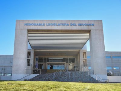 La Legislatura de Neuquén comenzó la entrega de 15 mil árboles a 14 municipios