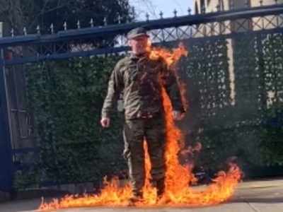 Soldado de EU se prende fuego frente a la embajada de Israel: "no seré complice del genocidio"