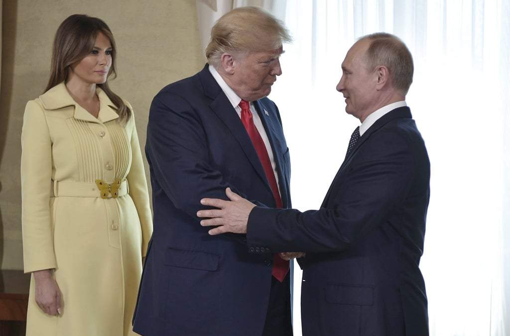 ARCHIVO - La primera dama Melania Trump observa mientras el presidente estadunidense Donald Trump y el mandatario ruso Vladímir Putin se saludan en el Palacio Presidencial de Helsinki, Finlandia, el 16 de julio de 2018, previo a una reunión entre ambos dirigentes