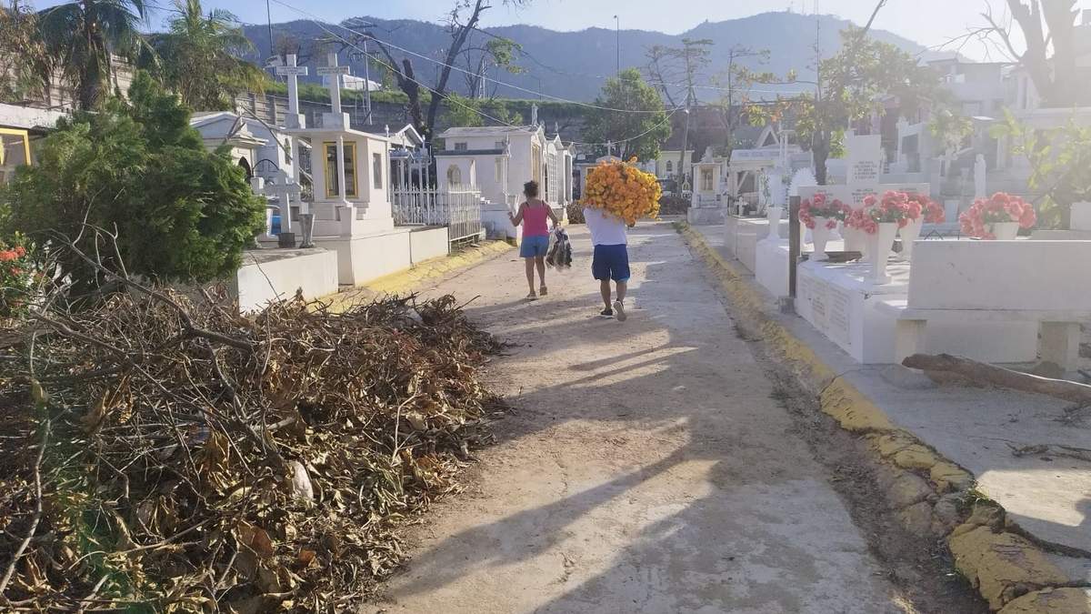 Panteón Las Cruces en Acapulco, el 1 de noviembre de 2023, tras el paso del huracán Otis