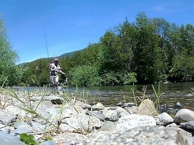 Intentó cruzar a nado una zona prohibida del río Manso y tuvieron que rescatarlo
