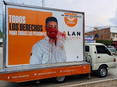 MC frena campaña en León por valla publicitaria vandalizada con sustancia roja