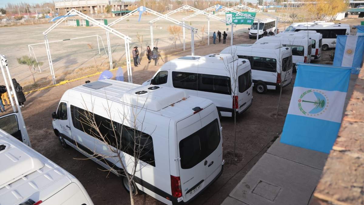 Los minibuses donados por Omar Gutiérrez. Fuente: (Twitter)