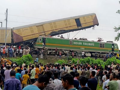 Trenes chocan en la India; hay al menos 15 muertos