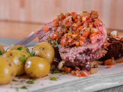 Para ahorrarte unos pesos: el truco que nadie te contó para que cualquier corte de carne se corte con cuchara