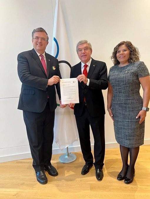 Ebrard entrega carta a Thomas Bach, Presidente del Comité Olímpico Internacional y Mary José Alcalá, Presidenta del Comité Olímpico Mexicano